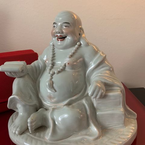 Happy buddha i porselen