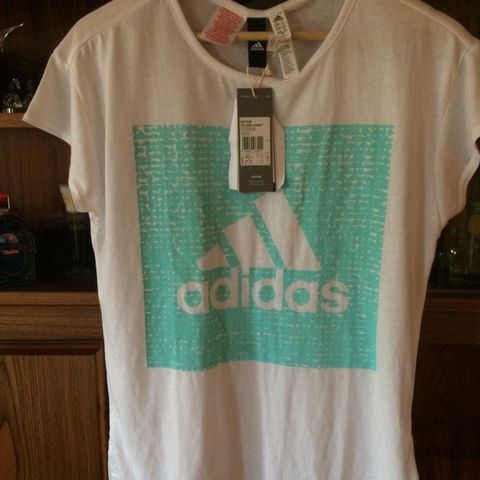 Ny t-shirt med trykk Adidas str. 158/164, 12-14 år selges