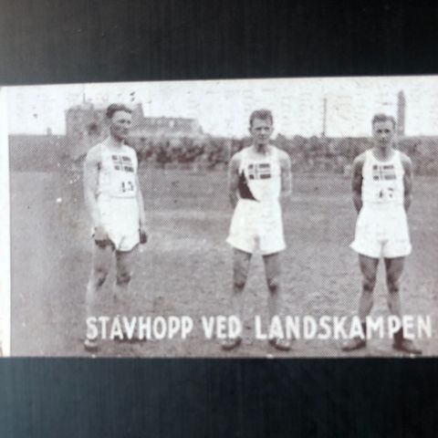 Edvard Natvik Olav Lund Vilhelm Carlsen stav friidrett sigarettkort 1930