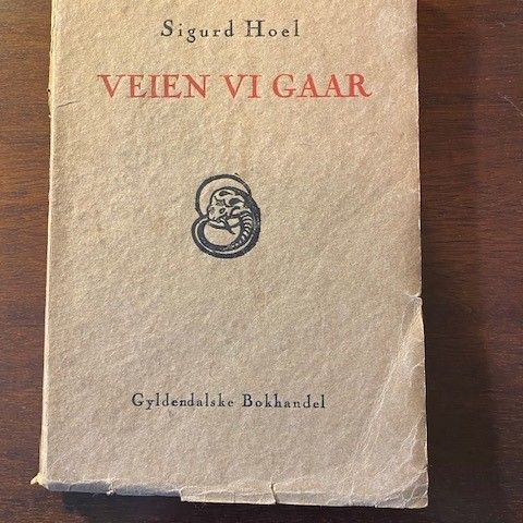 Sigurd Hoels debut: "Veien vi gaar" - førsteutgave i originale omslag