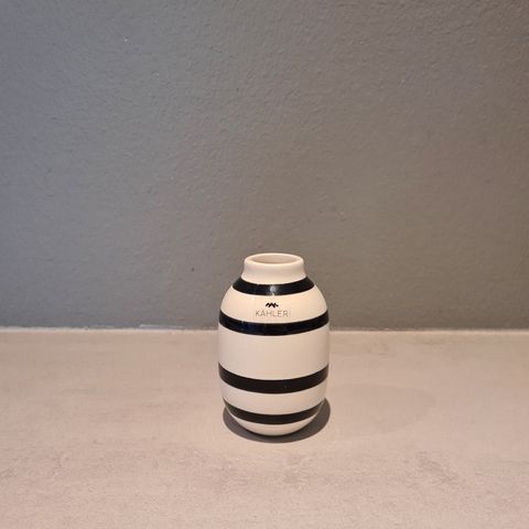 Kähler miniatyrvase - svart/hvit