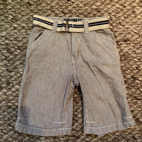 Flott shorts med belte til gutt str 5-6år/116cm. Blå/hvite striper