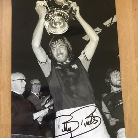 West Ham United - Billy Bonds signert A4-fotografi med COA