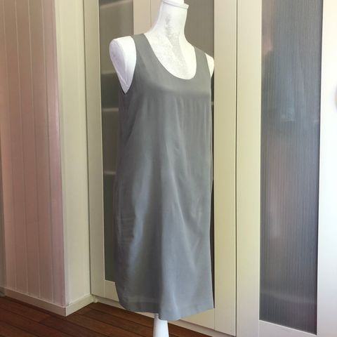 Grana grå kjole av 100% silke str. M