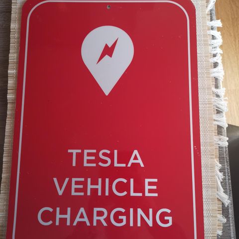 Tesla vehicle charging metallskilt