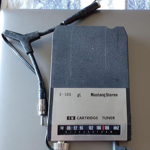 FM konverter/adaptor til 8 spors bilspiller og 8 spors kassetter selges.