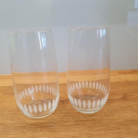 2 gamle glass, sandblåst