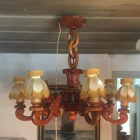 Flot gammel håndskåret lampe