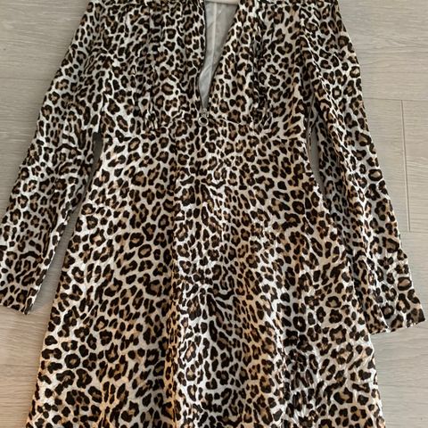 Pent brukt Carven leopard kjole. Lekkert snitt. Str. 38. Som ny