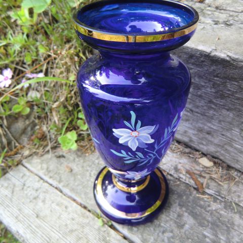 Bohemia vase og stettskål - håndmalt på koboltblått glass