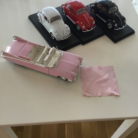 Vintage biler rosa 1500kr rød hvit svart PR stk 500kr