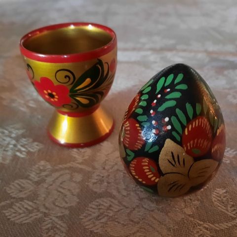 Russisk rosemalt egg + kopp i tre  - Sender gjerne!