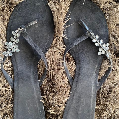 Skal du til varmere strøk? Lekre sandaler med fine steiner som dekor på remmen