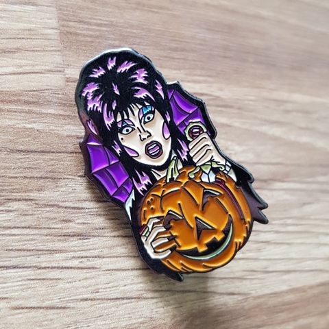 Elvira - Mistress of the Dark enamel pin, button, nål, horror, Halloween, 80s