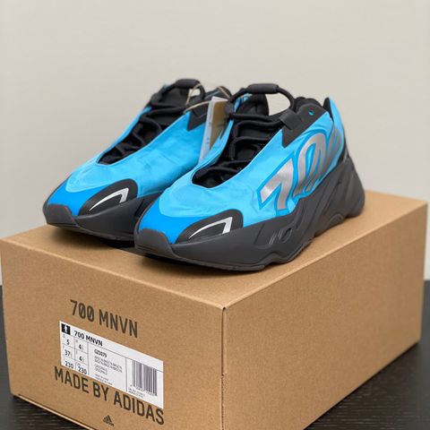 YEEZY 700 MNVN CYAN EU 37.5