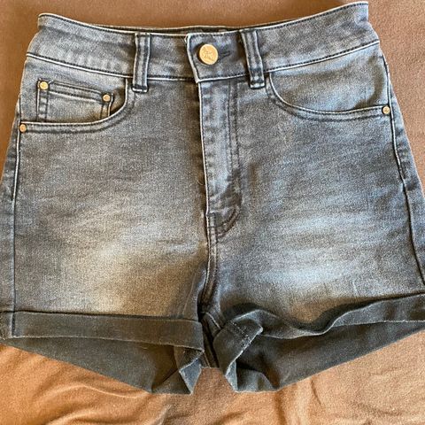 Behagelig shorts fra BikBok (NeverDenim)