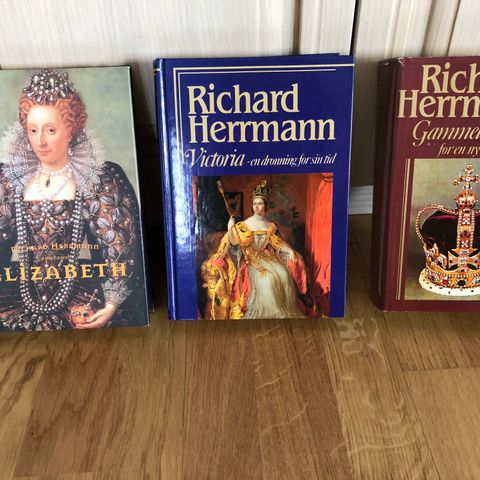 Tre feilfrie bøker av Richard Herrmann fra 1986, 1987 og 1990 selges