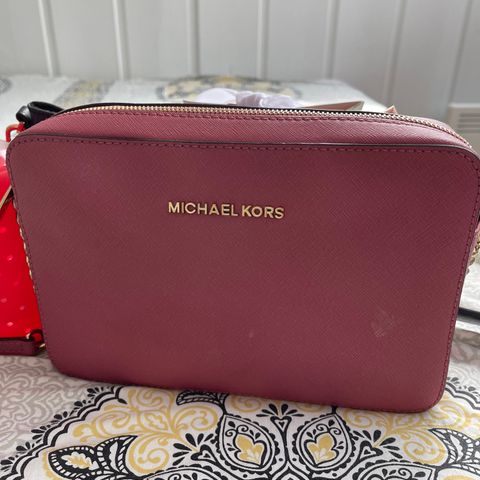 Michael kors veske selges