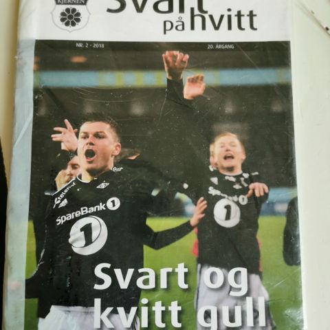 KJERNEN ROSENBORG SVART PÅ HVITT2-2018.Uåpnet i plasten. SVART OG KVITT GULL