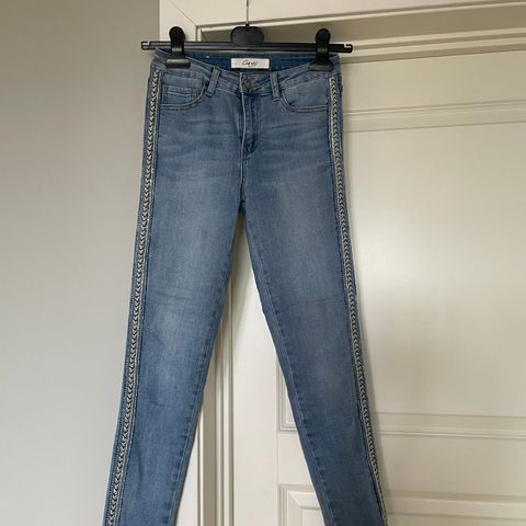 Elastisk jeans str 34 selges