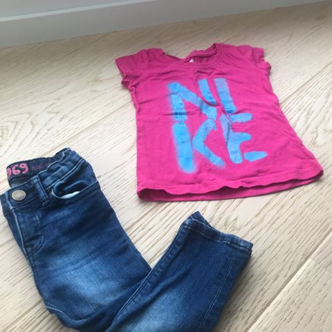 Supersøt Gap jeans + Nike t-skjorte størrelse 18-24 måneder!