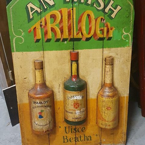 Velholdte originale HÅNDLAGDE pubskilt i treverk - Whiskey - ØL - GIN
