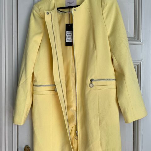 Ny gul kåpe / jakke fra Soaked in Luxury, str 38