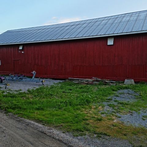 Utendørs vinteropplag for båt. Sommeropplag båthenger