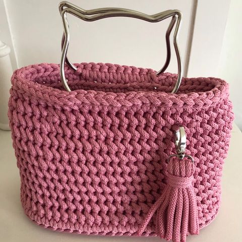 Kitty veske heklet i rosa polyester macrame cord