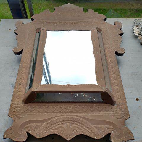 Eldre indisk speil i kobber og tre