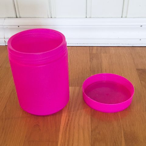 En rosa plastboks og 3 plastflasker (250 ml)