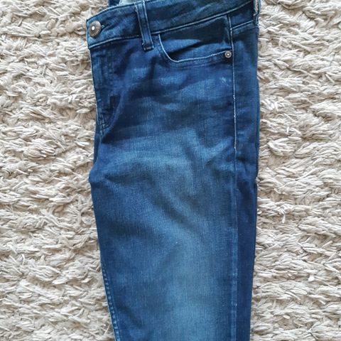 Lekker jeans fra Guess str 28 selges