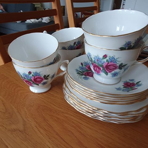 Engelsk koppesett, Crown Royal, bone china