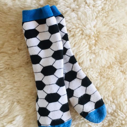 Fri frakt 💙 Myke tykke sokker i frotte med fotball str 25-28