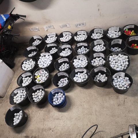Massevis av golfballer til salgs. 4 - 15 kr