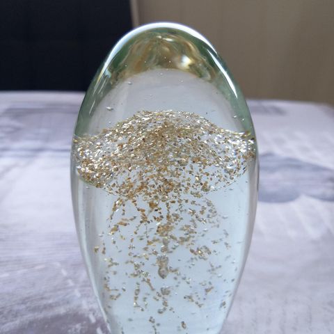 Fin glass skulptur / brevvekt 11.5 cm høy 