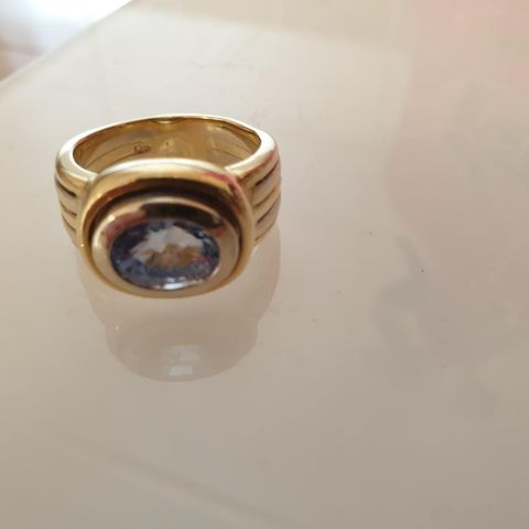 Exclusive vintage ring , Ceylonsafir og gull/platinum