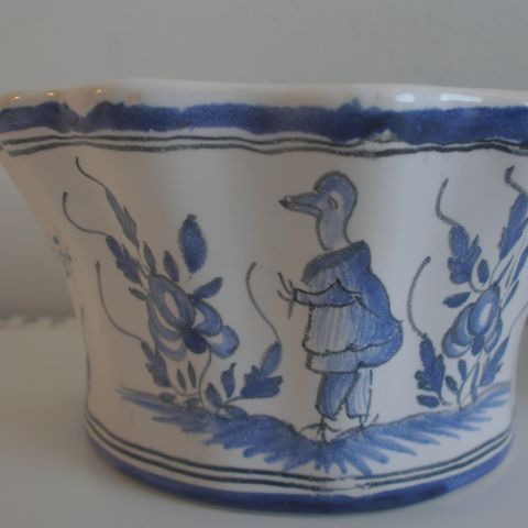 Blomsteroppsats i blåmalt porselen Til pynt eller nytte! Vintage . trnd 100