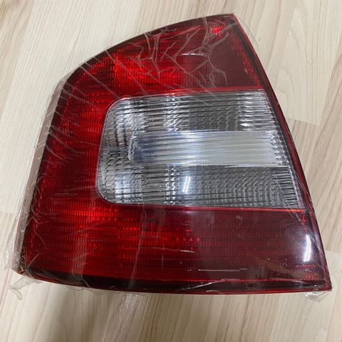 Skoda Octavia baklykt venstre 1ZD 945 095 / 1ZD 945 111