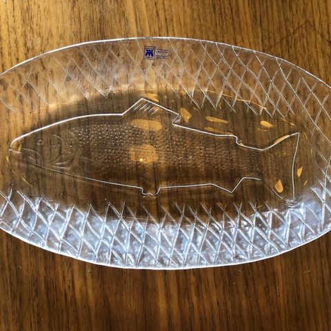 Ovalt glassfat med fiskemotiv Magnor Glassverk - 30 cm langt