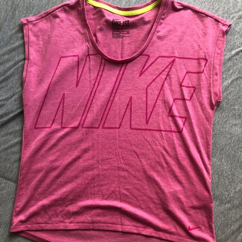 Nike logo t-skjorte størrelse S/M