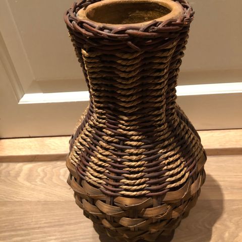 Vase i keramikk med kurv utenpå 31 cm høy