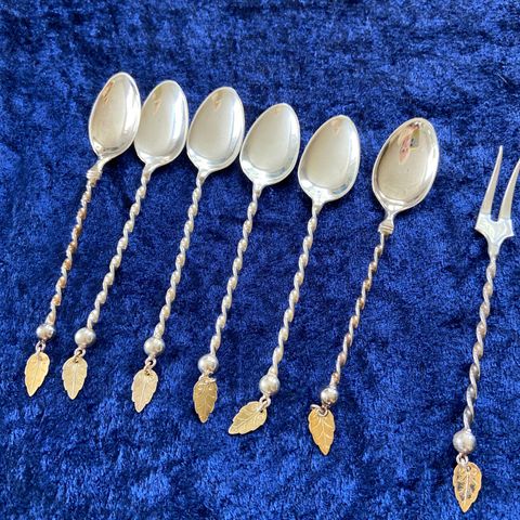 6 sølv teskjeer (830) og en liten gaffel