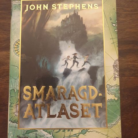 Smaragdatlaset. John Stephens