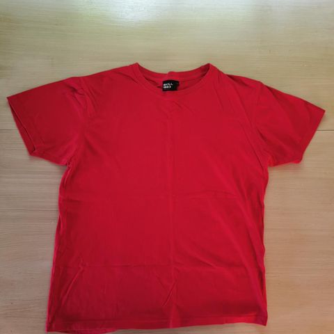 2 stk rød t-skjorter - Str. M - lite brukt