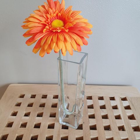 Lang, tynn vase med kunstig blomst - som nytt