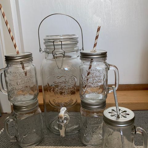 Drikkebeholder og vannglass