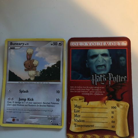 samlekort  top trumps Lord Voldemort og pokemon Buneary