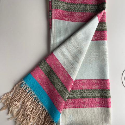 Pashmina skjerf og Sagen vintage design. Ubrukte, nye skjerf selges