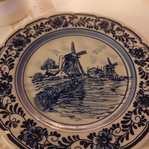 Flott vintage hollandsk poselen tallerken . Blå og hvit signert